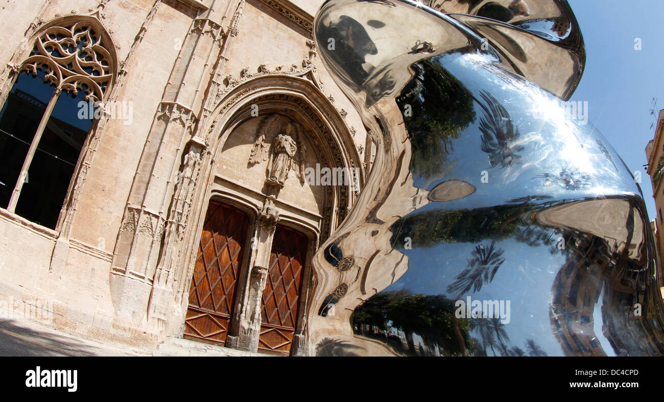 Nota presentano da Tony Cragg nell'antico mercato del pesce edificio nell'isola spagnola di Maiorca. Foto Stock