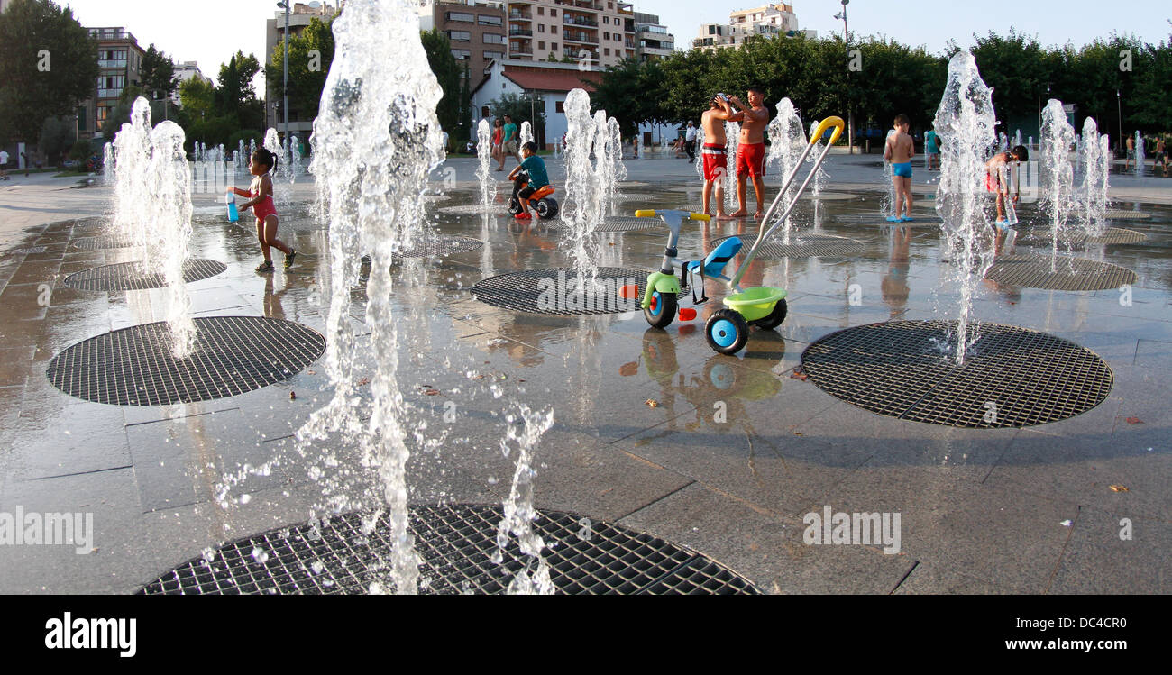 Aggiorna i bambini a giocare sul pavimento fontane durante una ondata di caldo con temperature intorno ai 40 gradi a Maiorca, l'isola spagnola Foto Stock