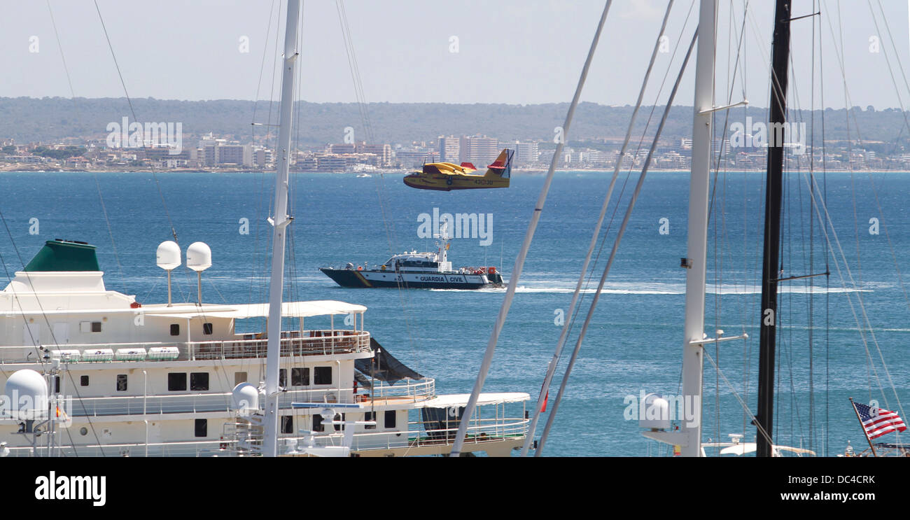 Un incendio fighter aircraft ascensori dopo il prelievo di acqua in palma de mallorca's Bay a sparay oltre a un incendio di grandi dimensioni in un'area chiusa. Foto Stock