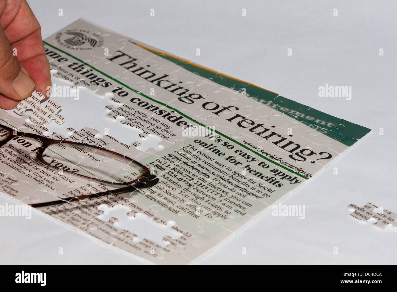 Pensando di andare in pensione. Mettendo insieme il puzzle finanziario di pensione. Foto Stock