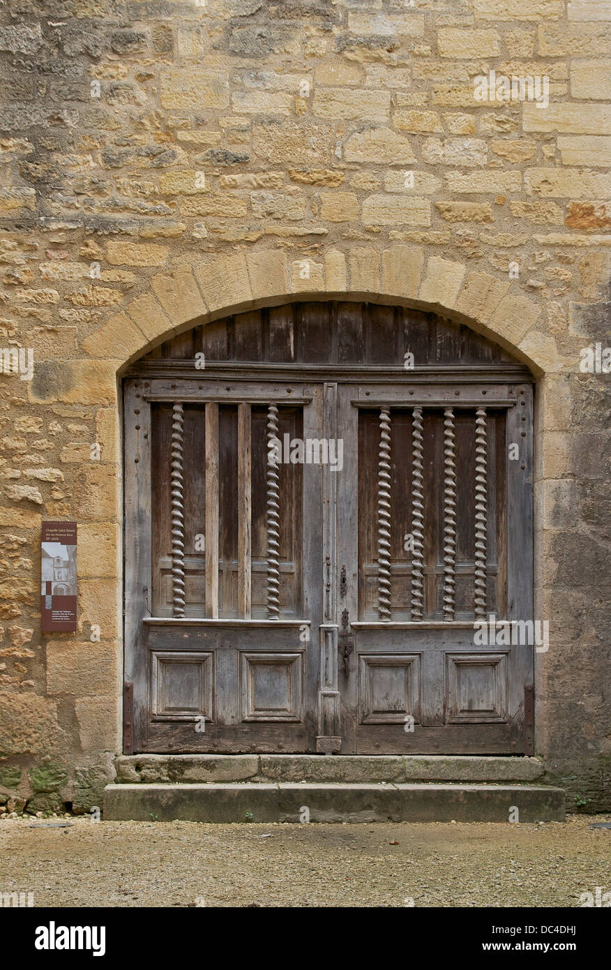 Cappella Saint-Benoît, del XII secolo, a Sarlat, Dordogne, Francia. Il cancello principale. Foto Stock