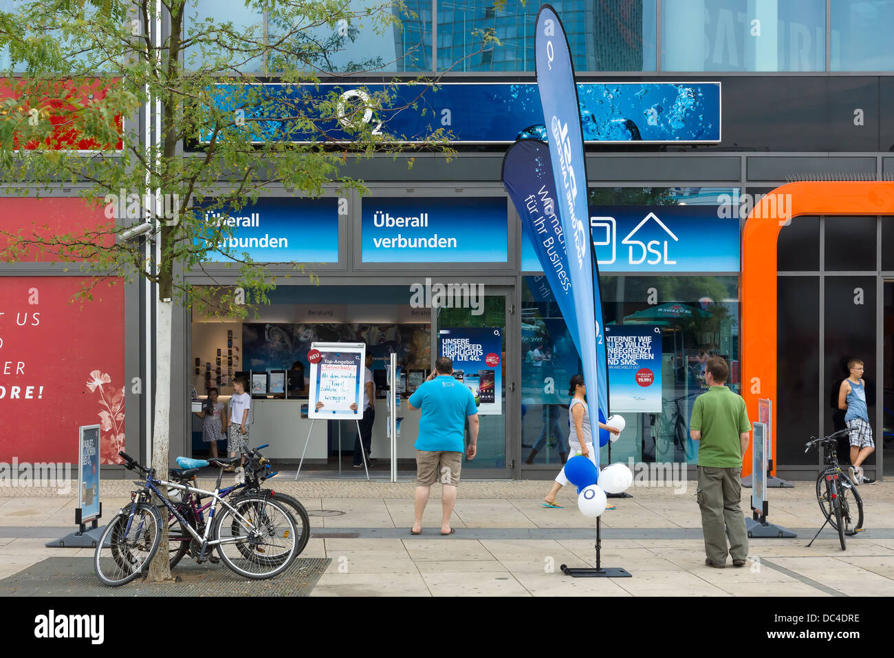 Hall di operatore di telefonia mobile O2 a Alexanderplatz Foto Stock