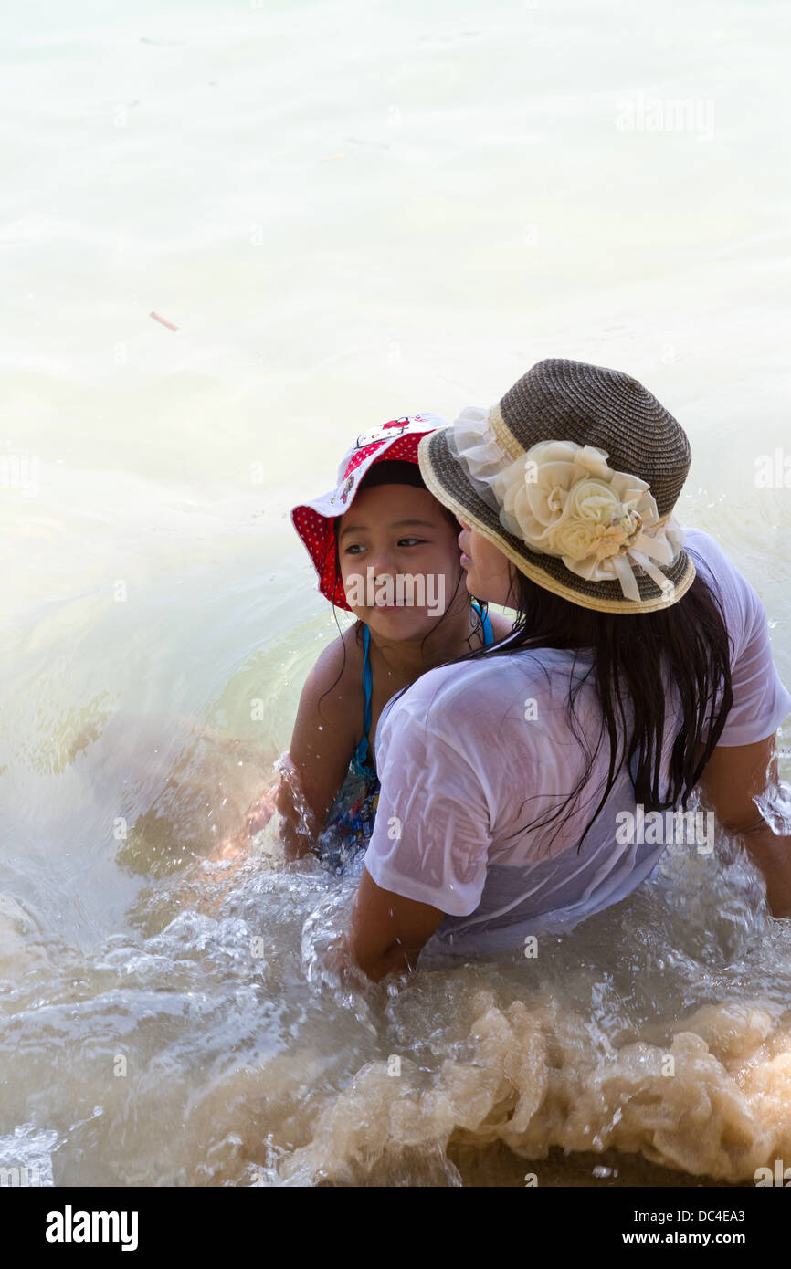 Madre con bambino in oceano su Phranang vicino spiaggia Ao Nang, Thailandia Foto Stock