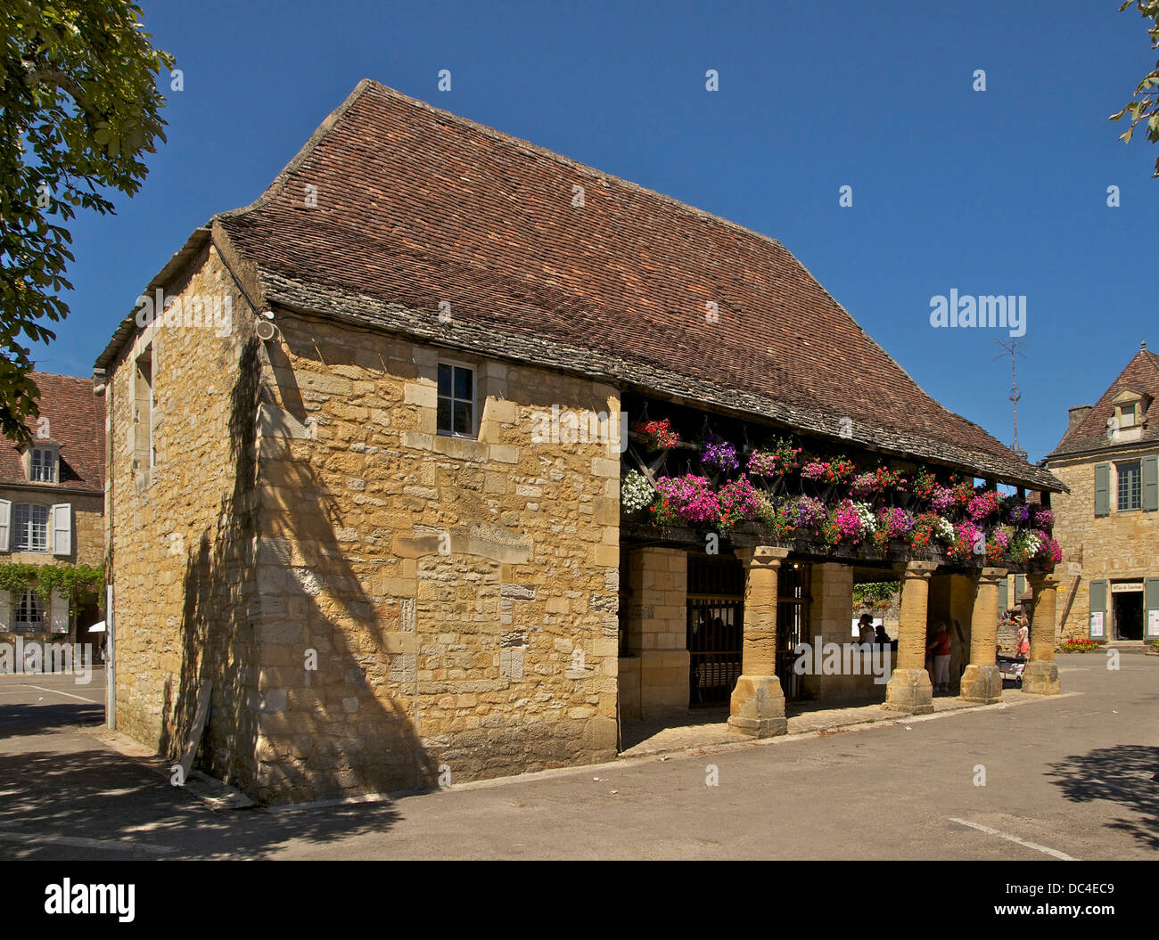Il mercato coperto (XVIII secolo) in Domme, Dordogne, Francia. Foto Stock