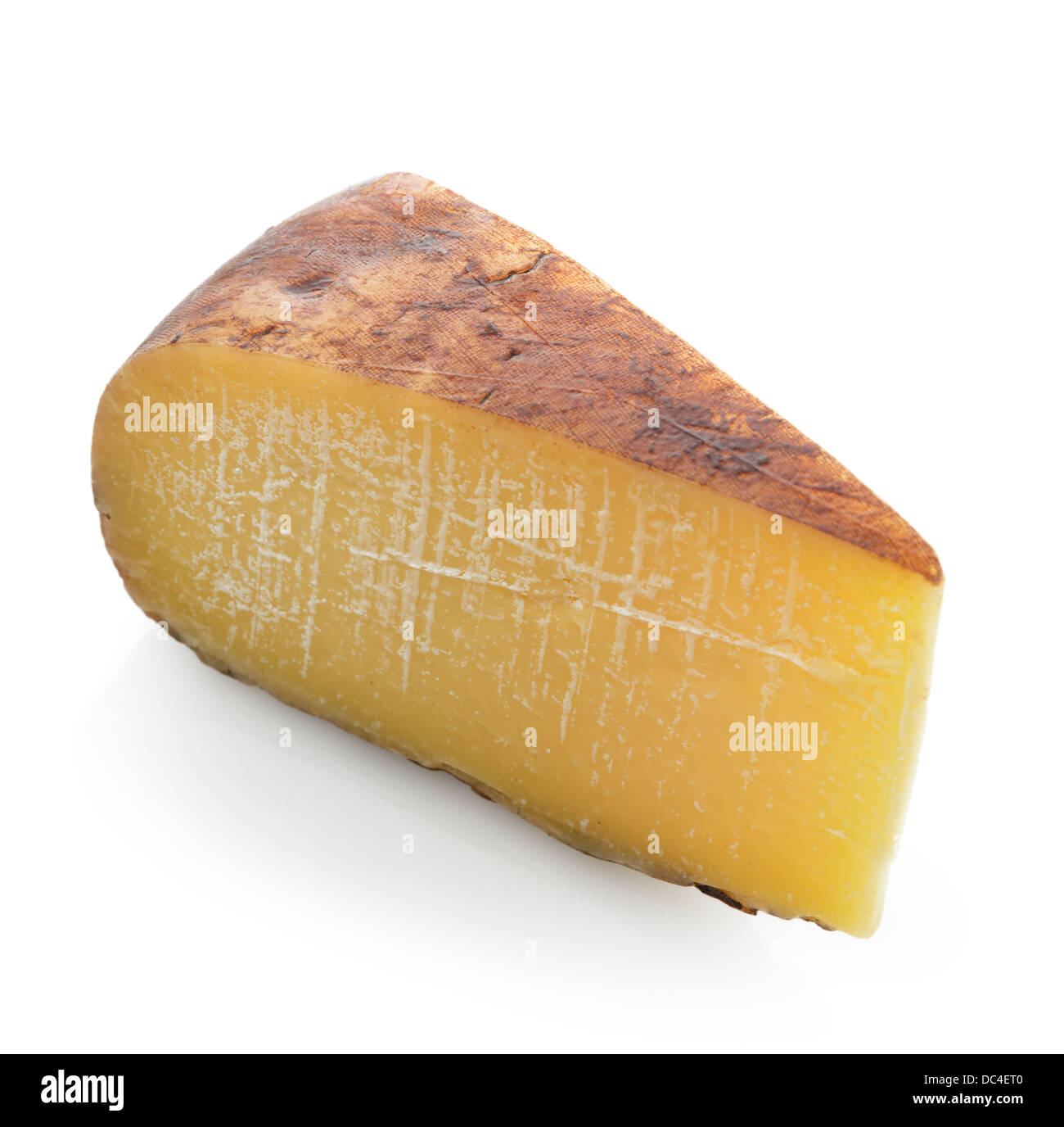 Il cuneo di formaggio duro su sfondo bianco Foto Stock