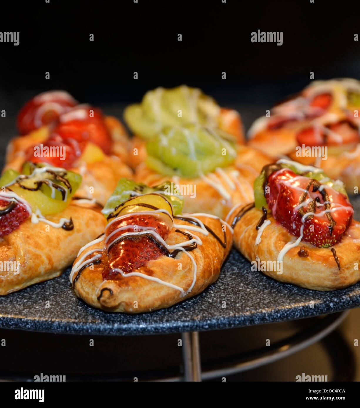 Dolci da forno con frutti e bacche Foto Stock