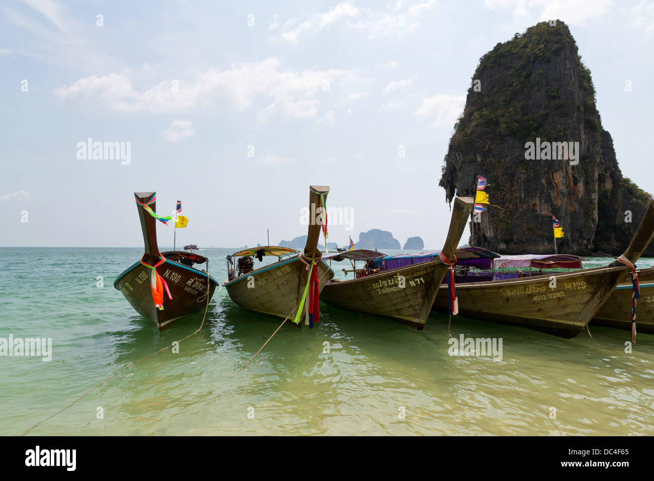 Traghetti tradizionali sul Railay Beach nella provincia di Krabi, Thailandia Foto Stock