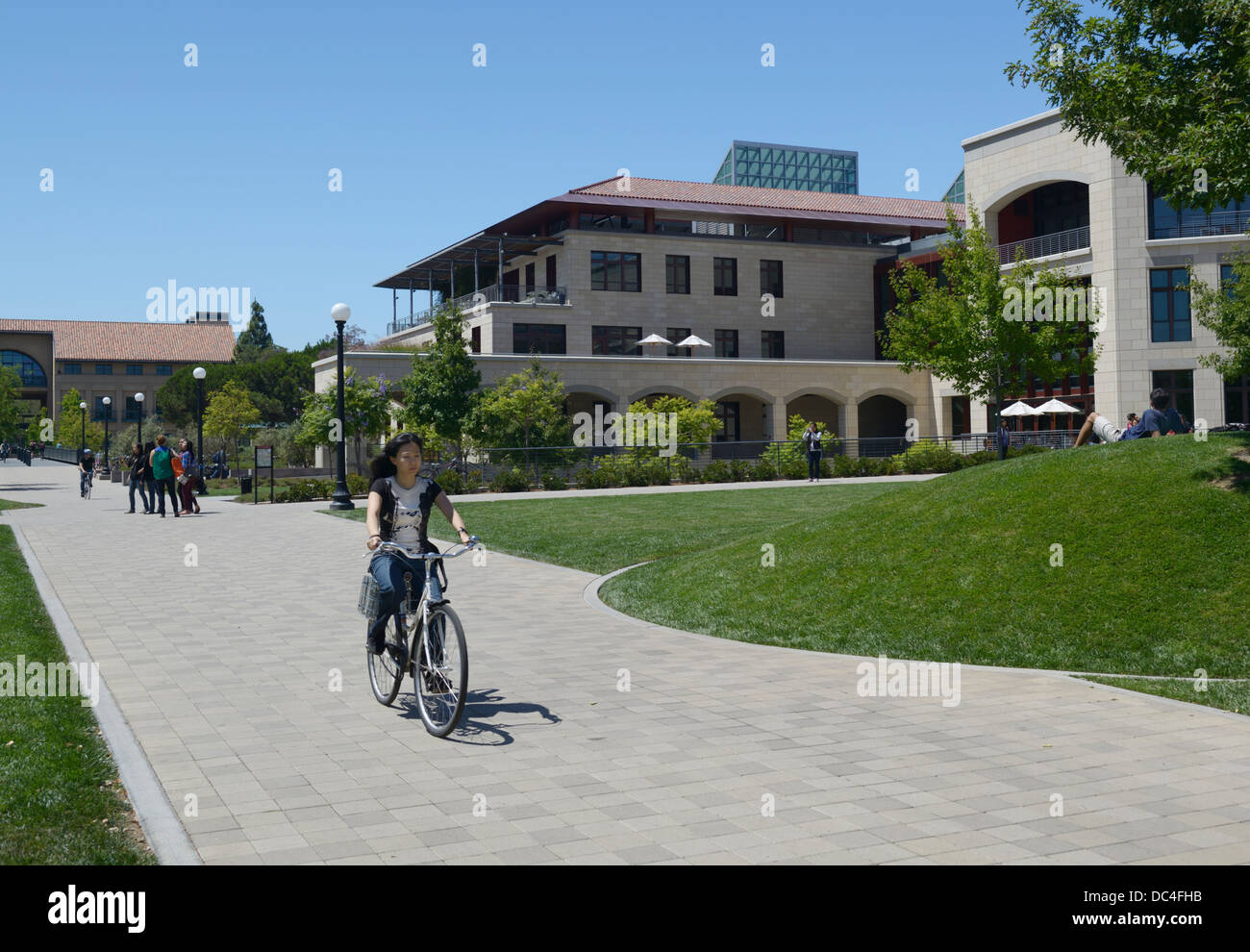 Stanford University campus con studente in bici Foto Stock