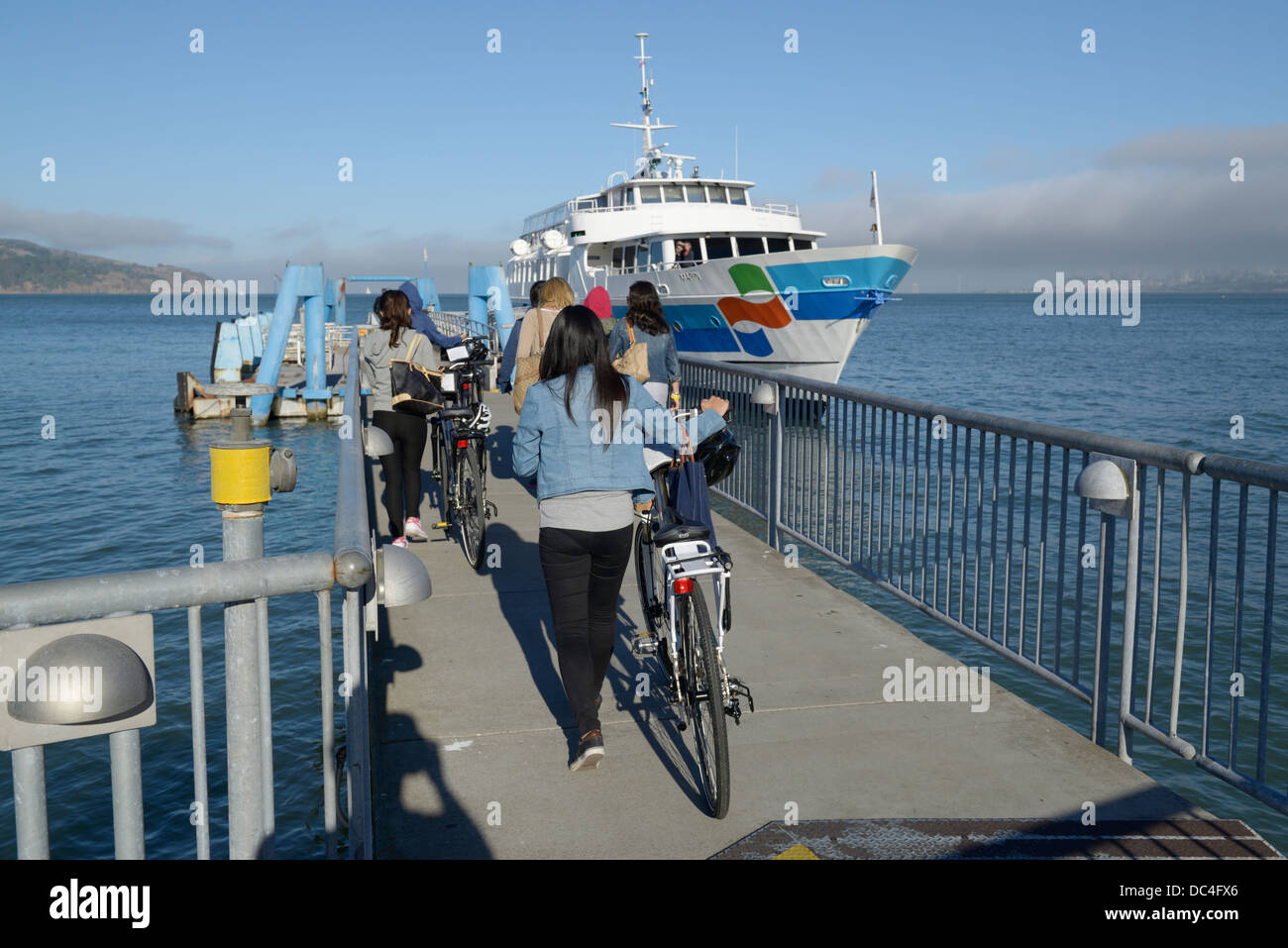 I passeggeri con bici imbarco traghetti per SF, Sausalito CA Foto Stock