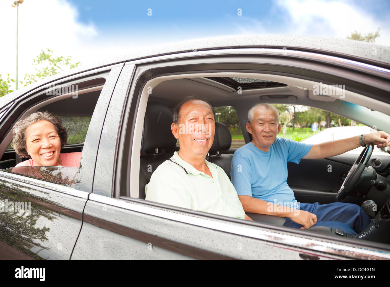 Happy seniors godendo di viaggio su strada e viaggi Foto Stock