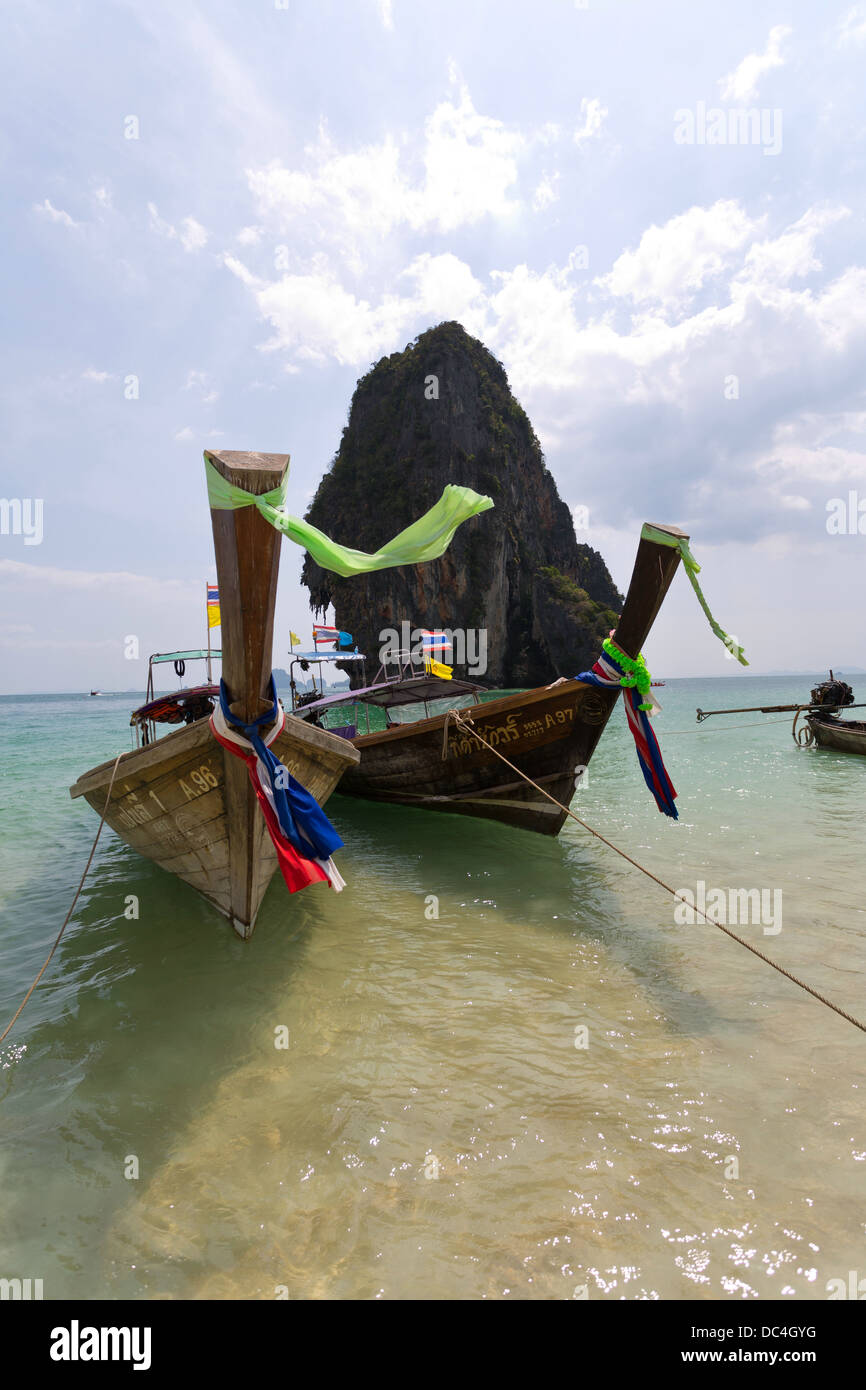 Traghetti tradizionali sul Railay Beach nella provincia di Krabi, Thailandia Foto Stock