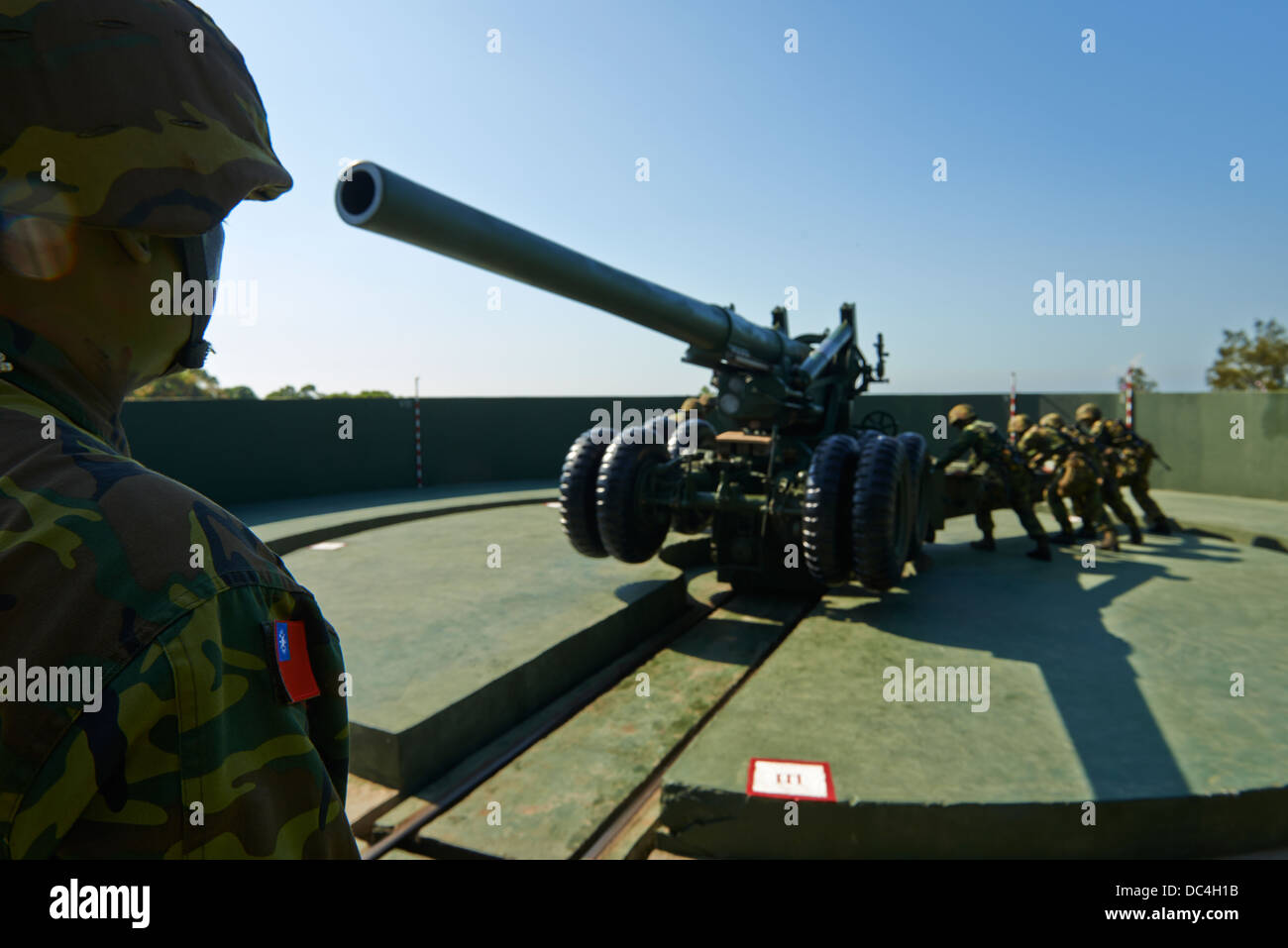 La Taiwan militari di eseguire posizionale e punte di cottura su un noi fatto, 1930 progettato M1 155mm lungo Tom obice Foto Stock