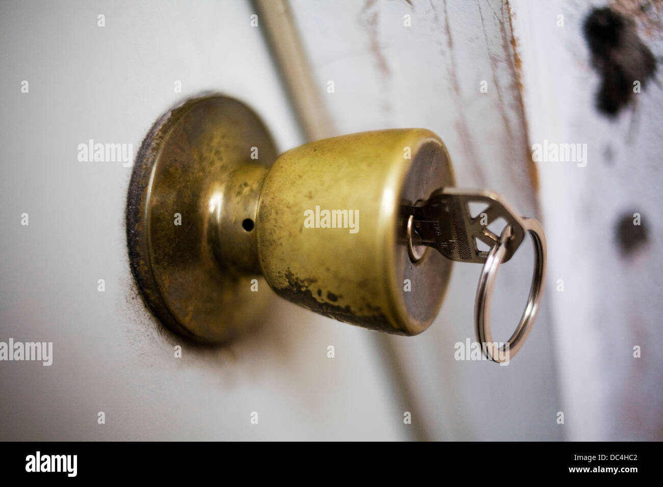 Una chiave in una serratura della porta. Foto Stock