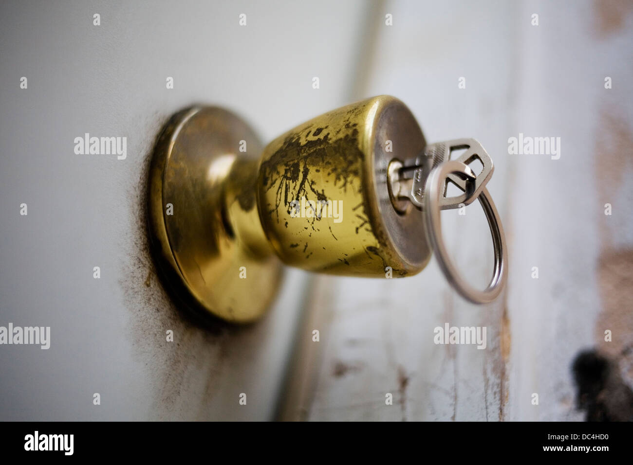 Una chiave in una serratura della porta. Foto Stock