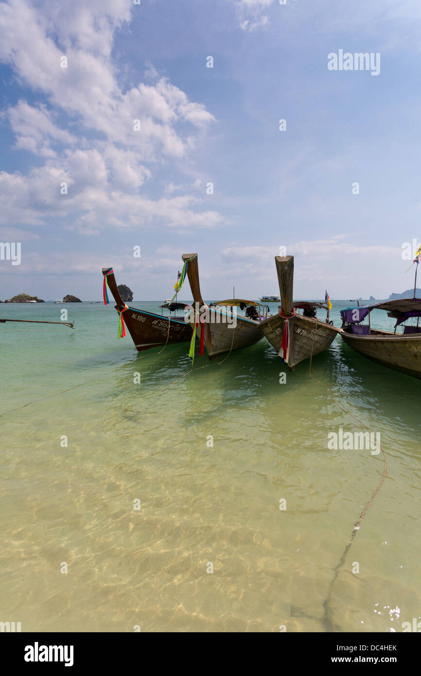 Traghetti tradizionali sul Railay Beach nella provincia di Krabi, Thailandia Foto Stock