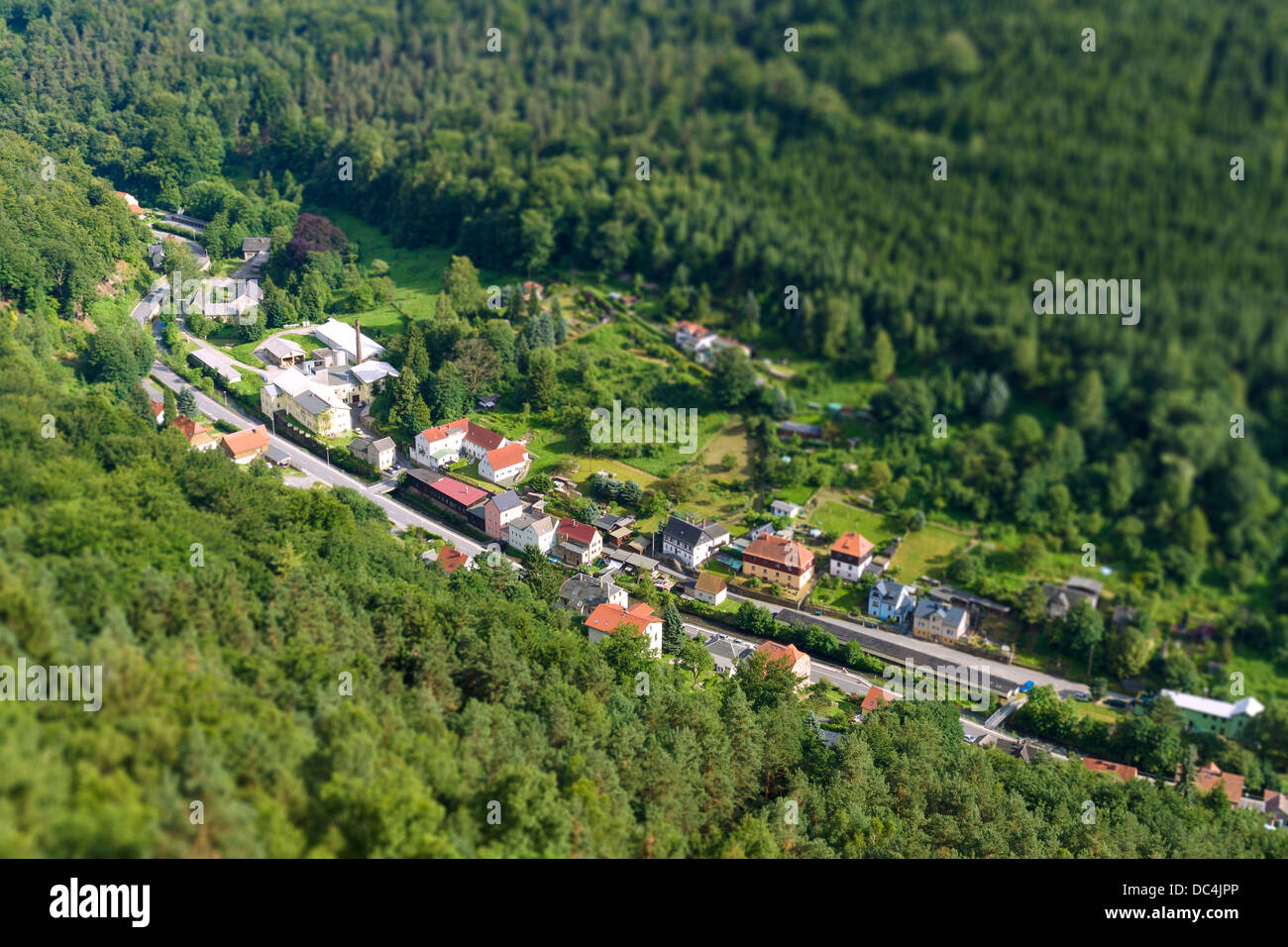 Un piccolo villaggio nella valle del fiume Elba. La vista dalla rocca Koenigstein. Svizzera sassone. Tilt-shift lente. Foto Stock