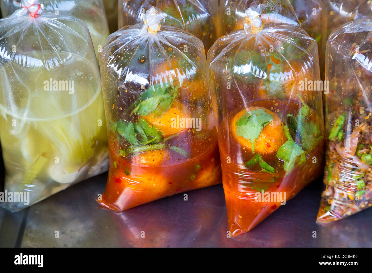 Peperoncino Piccante cibo confezionato in sacchetti di plastica su un mercato in Ao Nang, Thailandia Foto Stock