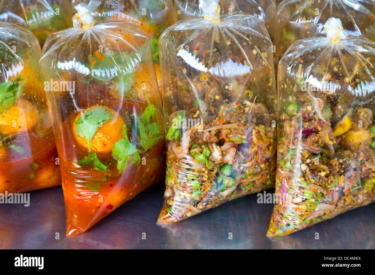 Peperoncino Piccante cibo confezionato in sacchetti di plastica su un mercato in Ao Nang, Thailandia Foto Stock