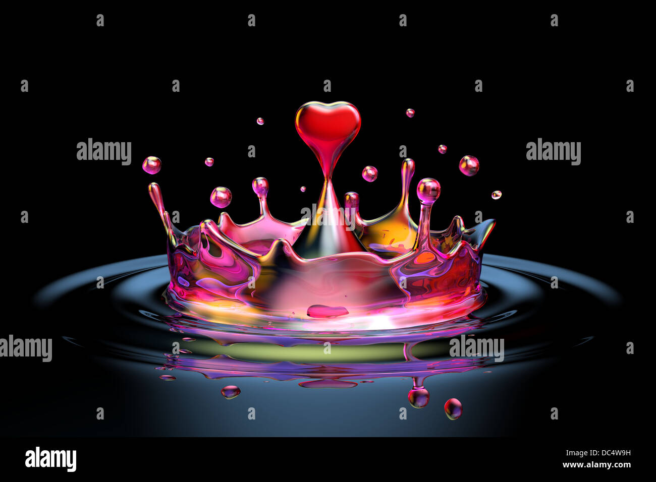 La caduta a forma di cuore ad acqua goccia nell'acqua Foto Stock