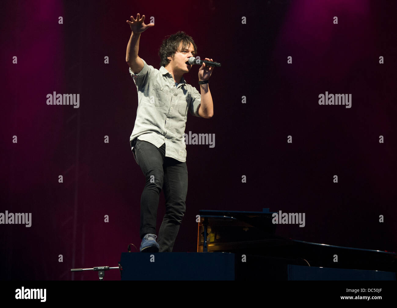 Schwetzingen, Germania. 08 Ago, 2013. Cantante britannico Jamie Cullum esegue durante la fase iniziale del suo tour in Germania a Schlosspark a Schwetzingen, Germania, 08 agosto 2013. Foto: UWE ANSPACH/dpa/Alamy Live News Foto Stock