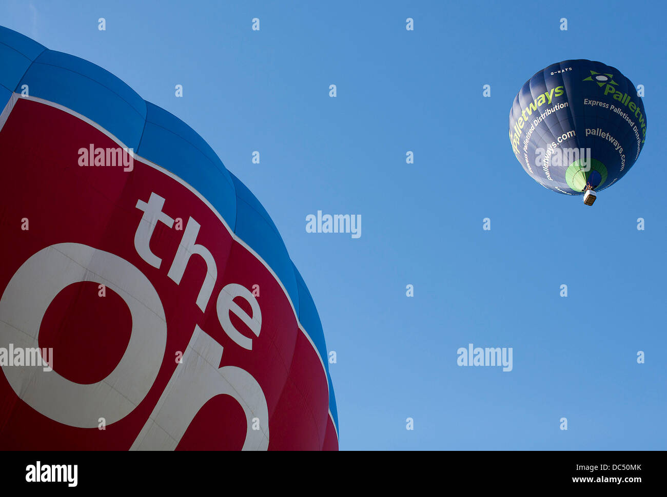 Bristol, Regno Unito. 09Aug, 2013. I palloni ad aria calda togliere al Bristol International Balloon Fiesta. L'evento annuale che attrae migliaia di spettatori a guardare balloonists provenienti da tutto il mondo a prendere il cielo sopra la città. 9 agosto 2013 Credit: Adam Gasson/Alamy Live News Foto Stock