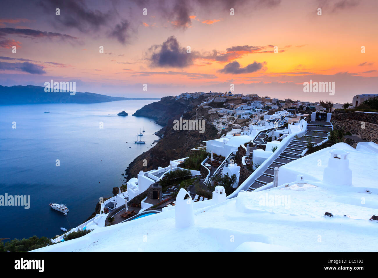 Le sole impostazioni tramite il bellissimo villaggio di Oia sull isola di Santorini in Grecia. Foto Stock