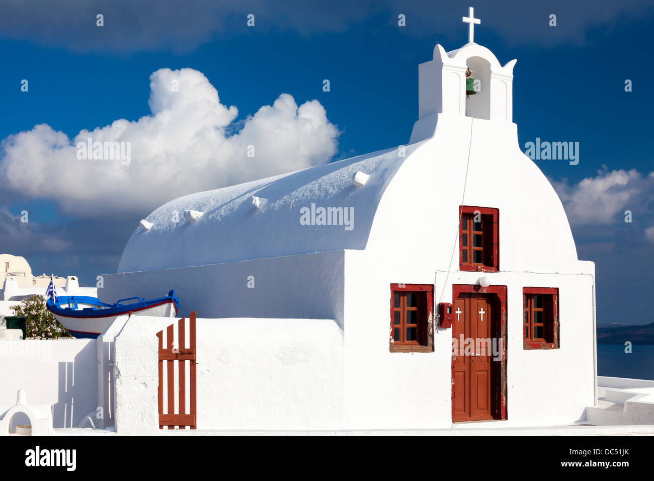 Piccola chiesa greca a Oia Santorini grecia Europa Foto Stock