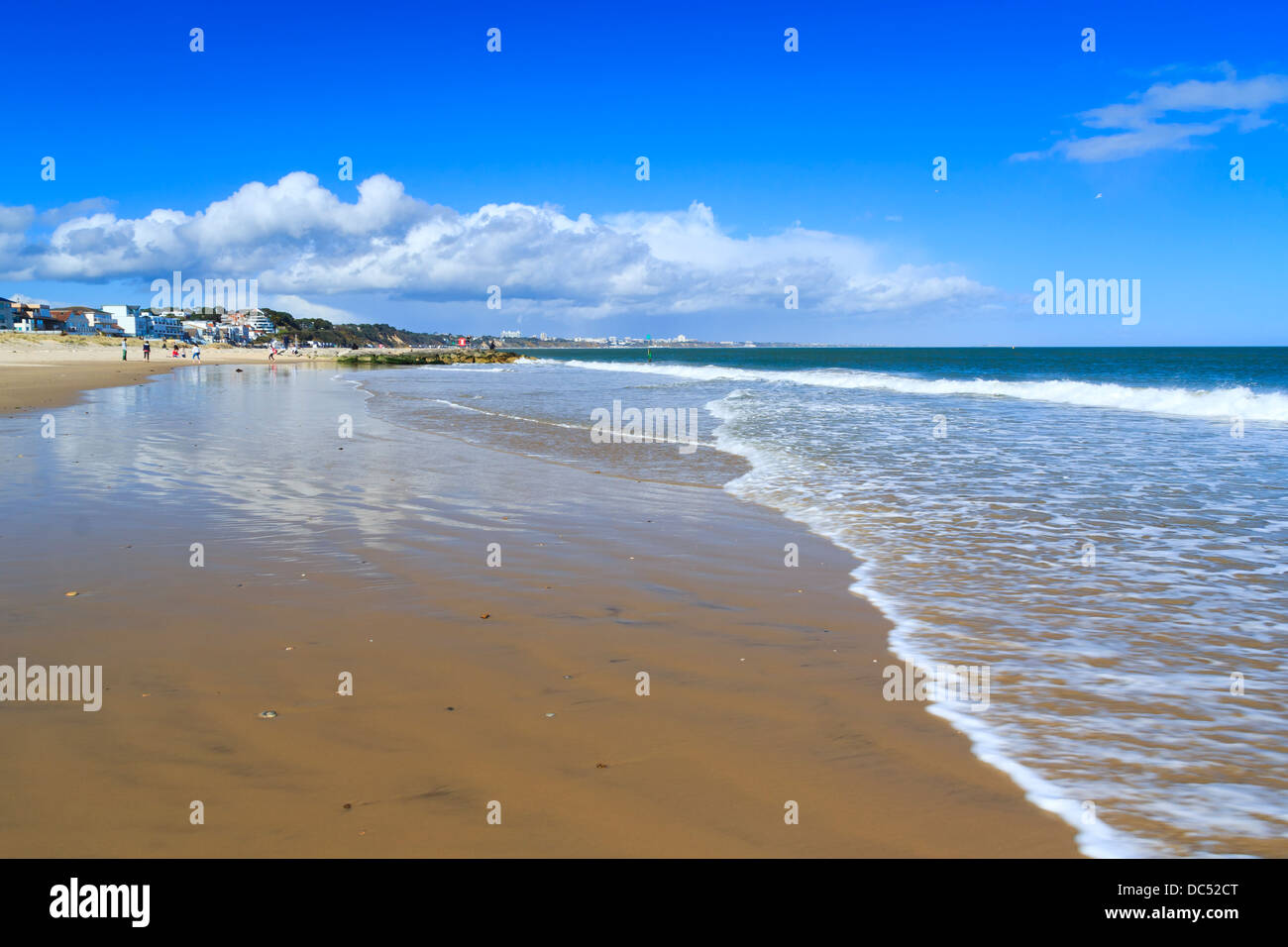 Giornata di sole sulla spiaggia di sabbia di Dorset Regno Unito Inghilterra Foto Stock