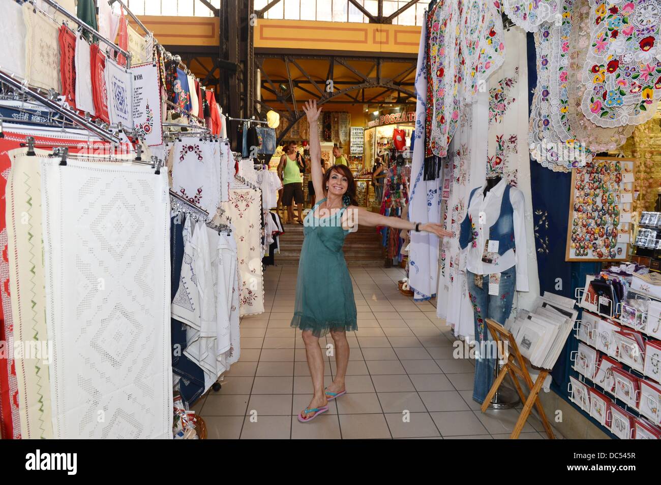 Esclusivo - cantante soprano Anna Maria Kaufmann assume un interesse nel tradizionale, colorfully camicette ricamate durante una passeggiata attraverso il mercato grande hall di Budapest, Ungheria, 05 agosto 2013. Attualmente, Anna Maria Kaufmann sta preparando per il ruolo di protagonista in 'Csardaskiralyno' con l'operetta di Budapest che si premiere durante il festival Seefestspiele al Waldbuehne a Berlino il 17 agosto 2013. Foto: Jens Kalaene Foto Stock