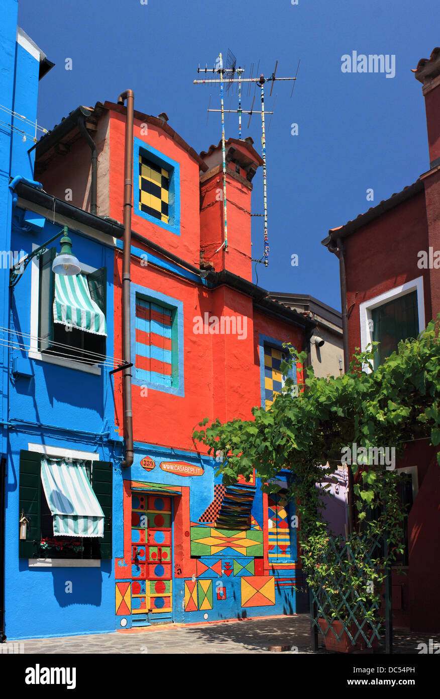 La Casa di Bepi Suà (la casa di Giuseppe sudato) - Il più famoso e colorato casa dell'isola di Burano, Venezia. Foto Stock