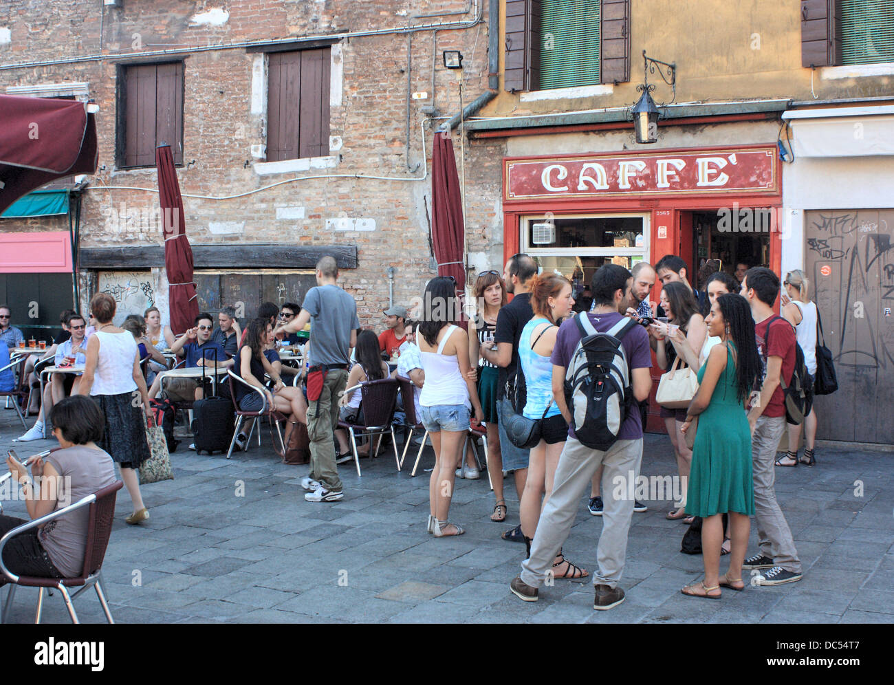 Gli studenti della vita notturna nella parte anteriore del Caffè Rosso a campo Santa Margherita, Venezia, Italia Foto Stock