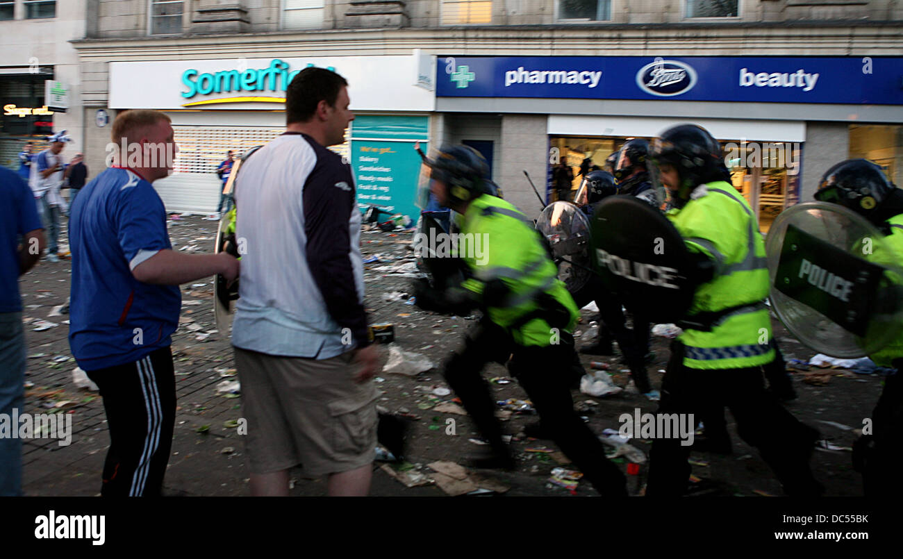 Scontro di polizia con Glasgow Rangers fan per le strade di Manchester dopo la finale di coppa UEFA con Zenit San Pietroburgo Foto Stock