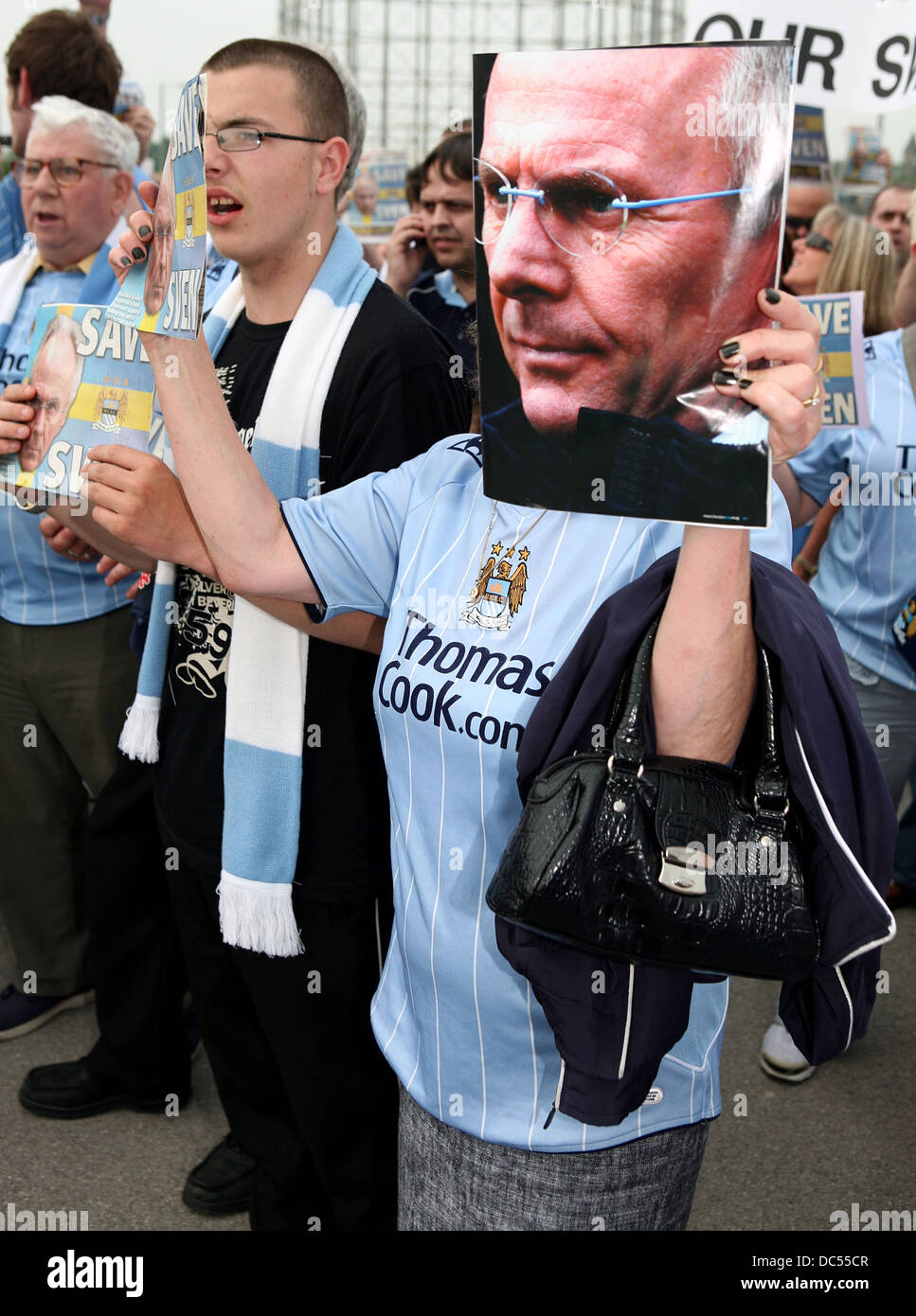 Manchester City tifosi mostrano il loro supporto per Sven al di fuori della City of Manchester Stadium. Foto: Chris Bull Foto Stock