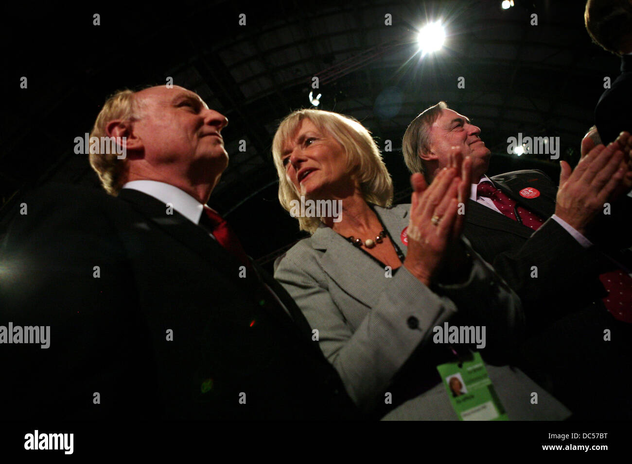 L-R Neil Kinnock, Glenys Kinnock e John Prescott applaudire Gordon Brown il discorso in occasione del congresso del partito laburista la ,Manchester 2008 Foto Stock