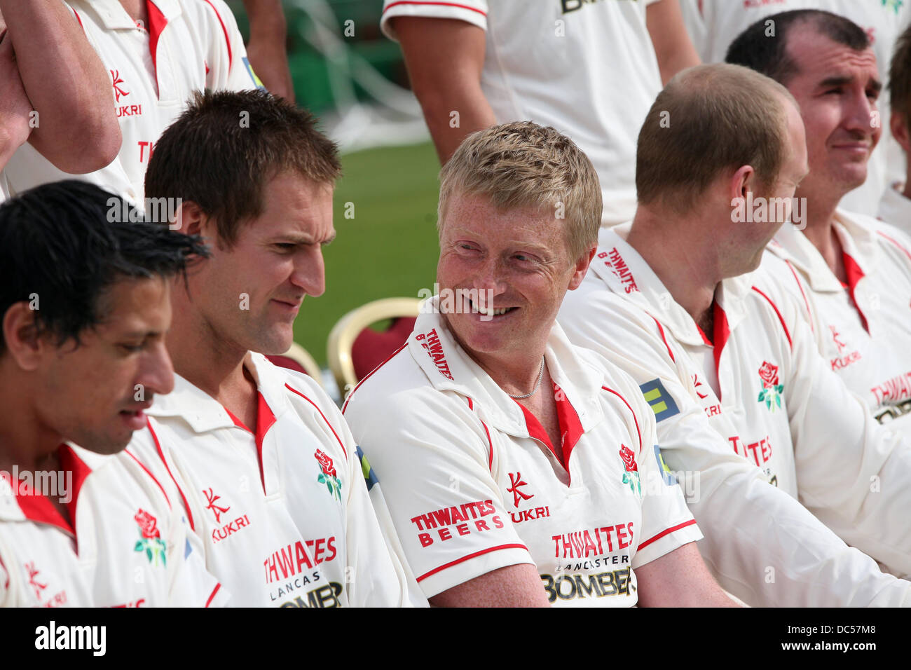 Il Lancashire County Cricket Club photocall 6 aprile 2009. Glen Chapple (c) le chat con i compagni di team. Foto Stock