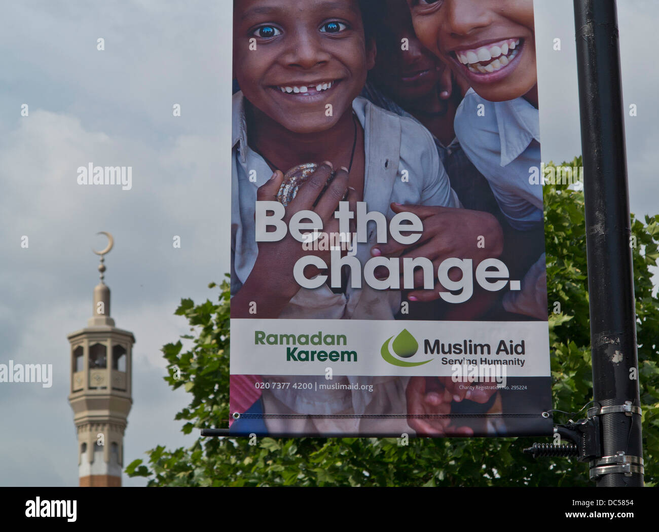 Banner di beneficenza islamica a Eid Mubarak, alla fine del Ramadan, dalla East London moschea di Whitechapel. Foto Stock
