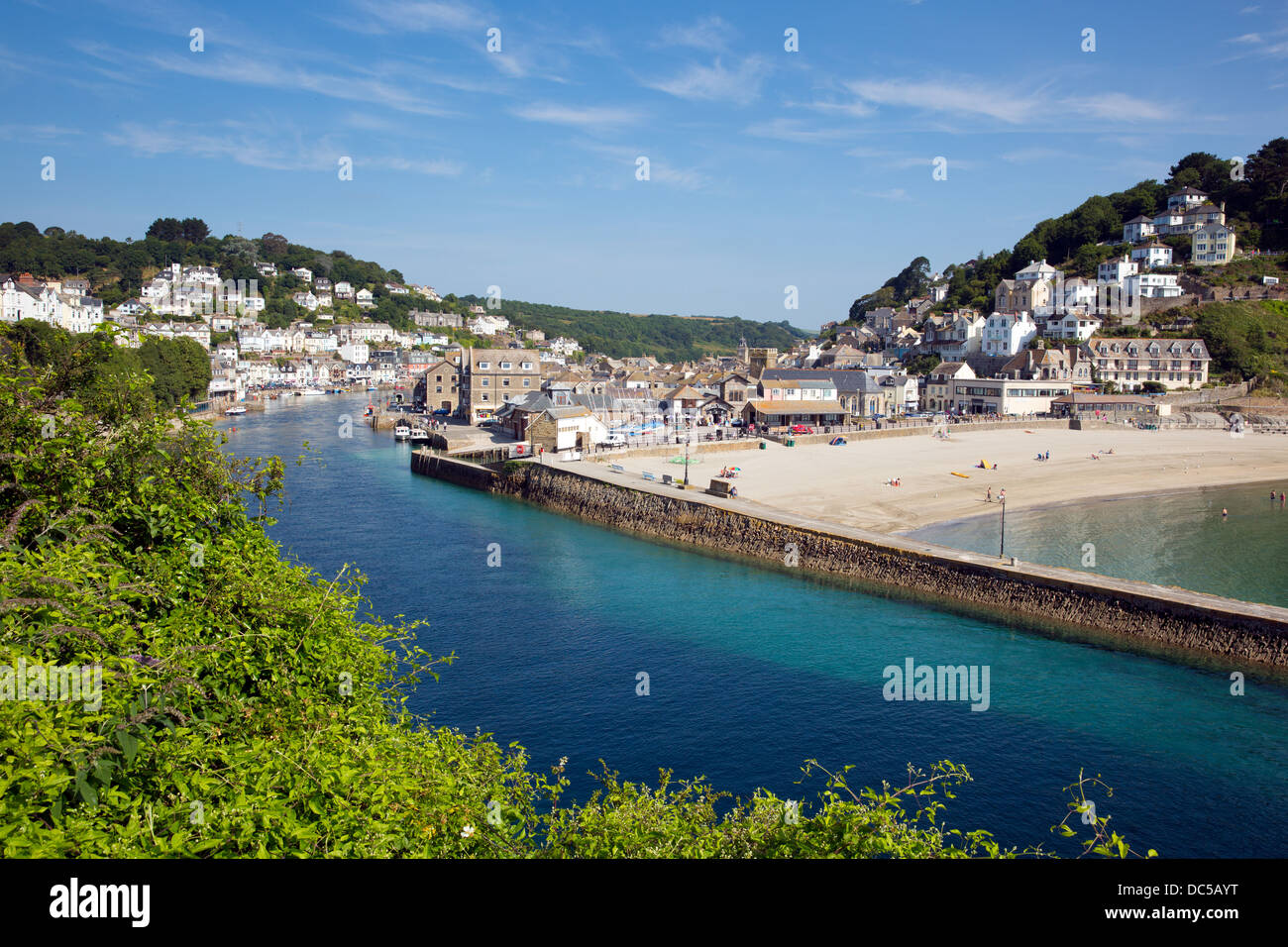 Looe Cornwall Inghilterra, costa inglese comune con il blu del mare e del cielo su una soleggiata giornata estiva Foto Stock