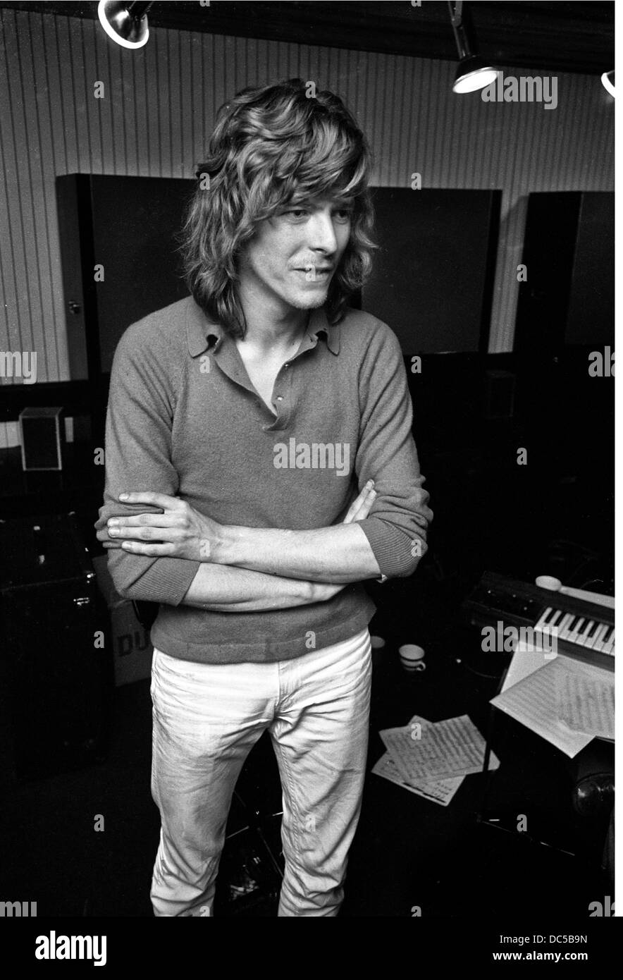 David Bowie nel Trident Studios in St Martin's Lane a Londra nel maggio 1970 Foto Stock