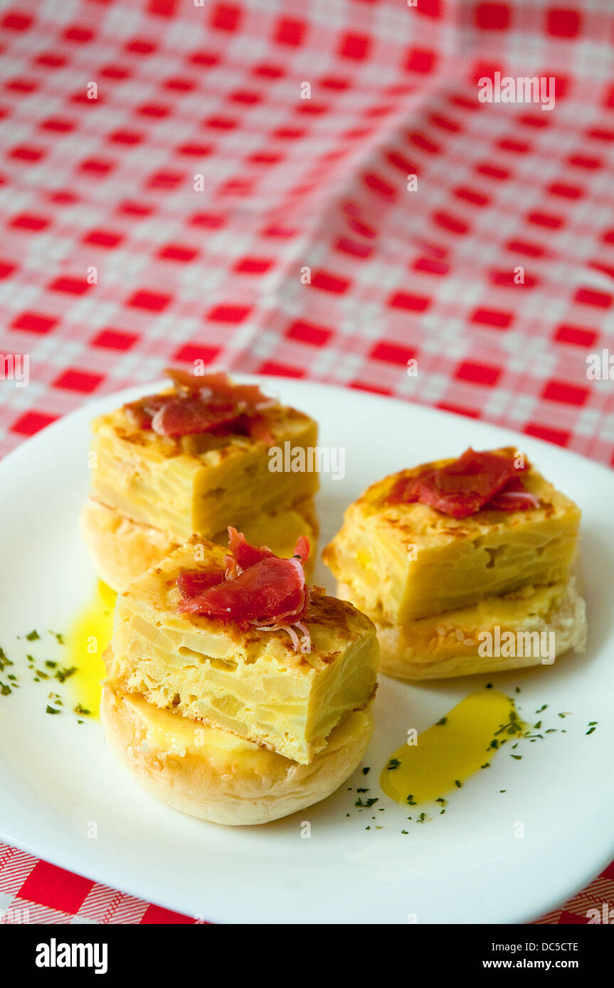 Lo spagnolo tapa: frittata spagnola con lonza iberica. Foto Stock