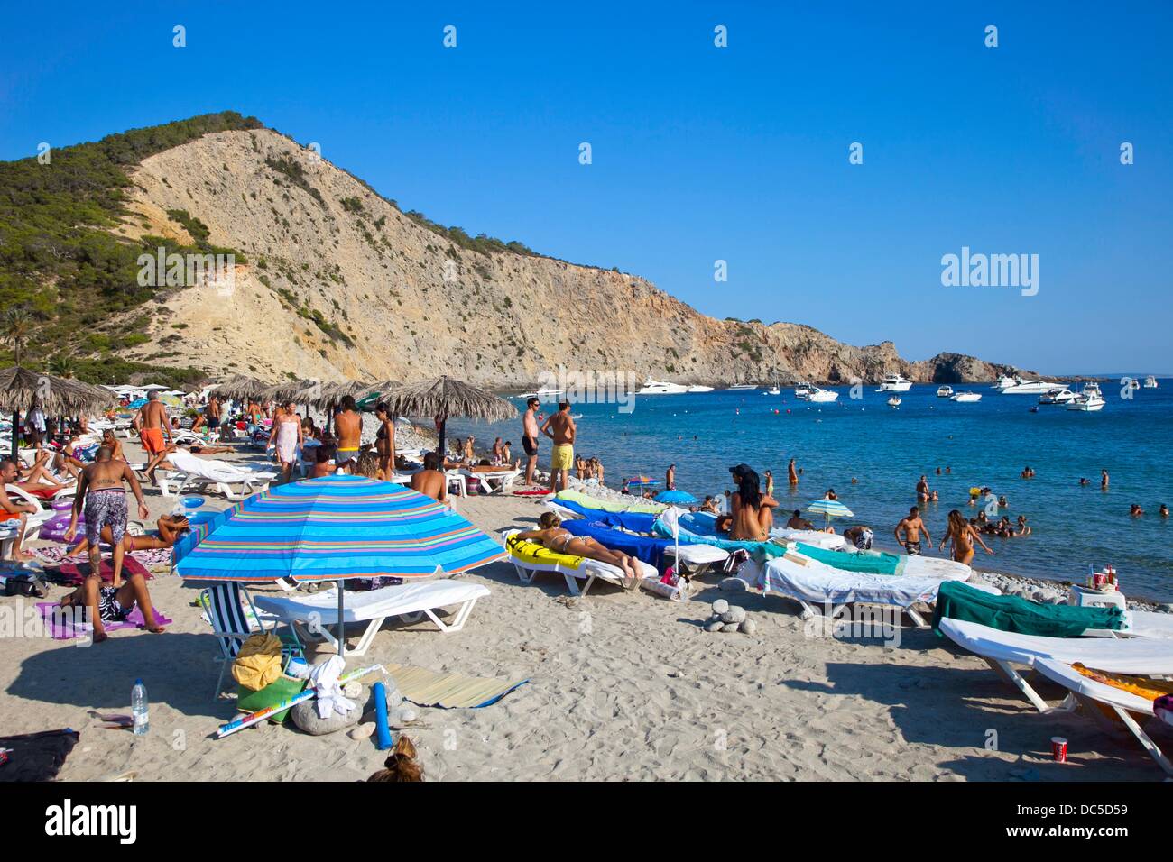 Gruppo Di Persone Sulla Spiaggia Jondal Beach Sant Josep