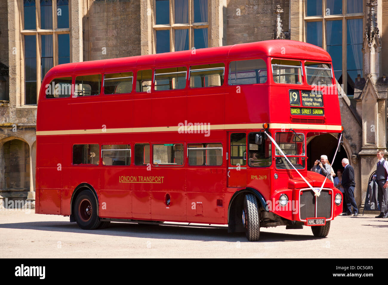 Autobus Londra per un matrimonio - autobus Red London a routemaster fuori Newstead Abbey Historic House Ravenshead Newstead Nottinghamshire Inghilterra Regno Unito GB Europa Foto Stock