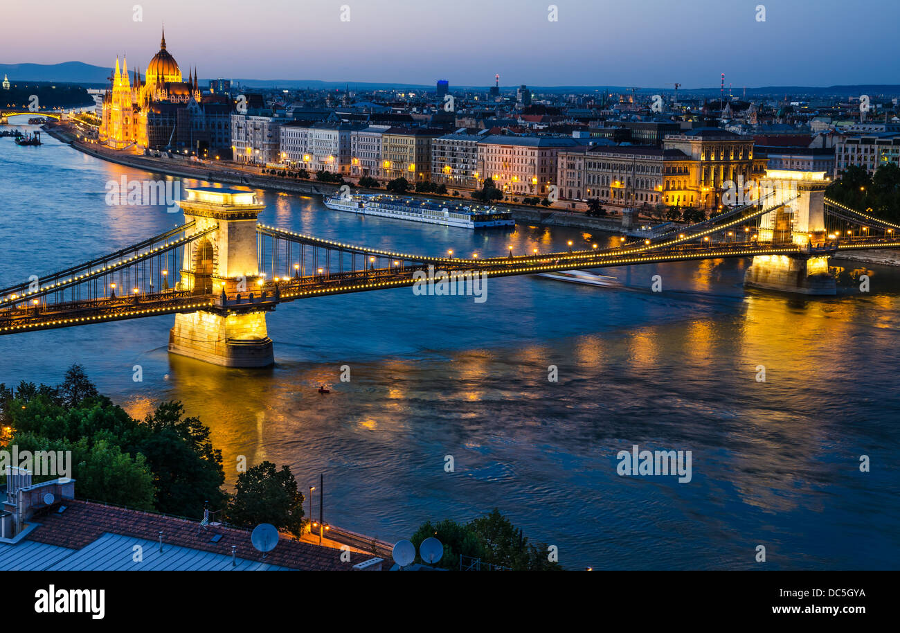 Ponte delle catene di Szechenyi è una sospensione ponte sul fiume Danubio, Budapest, con Orszaghaz Ungheria edificio del Parlamento. Foto Stock