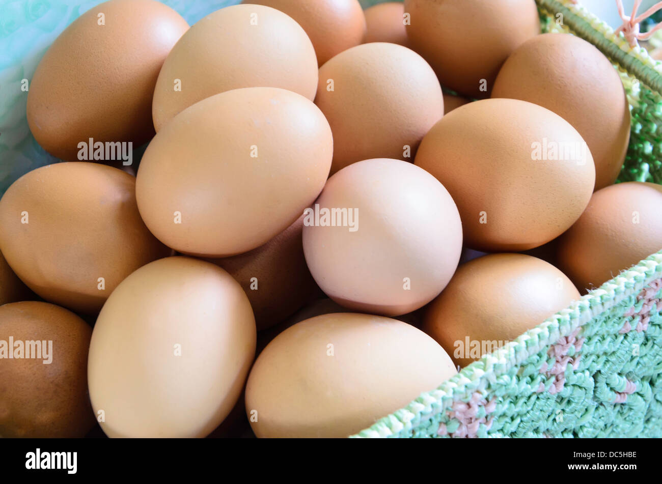 Molte uova nella casella Foto Stock