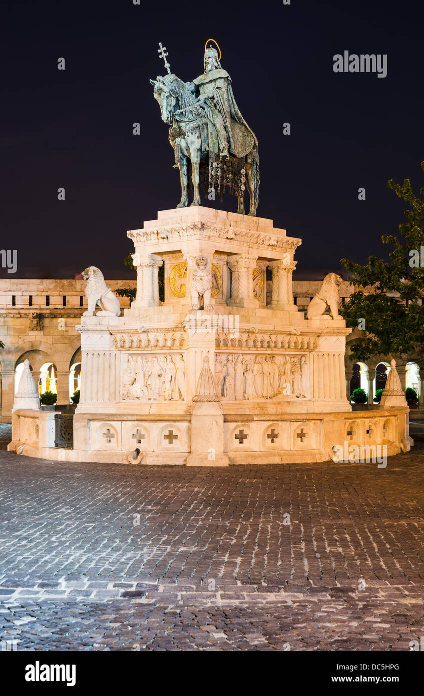 Statua di st Istvan davanti al bastione dei pescatori, Budapest, Ungheria Foto Stock
