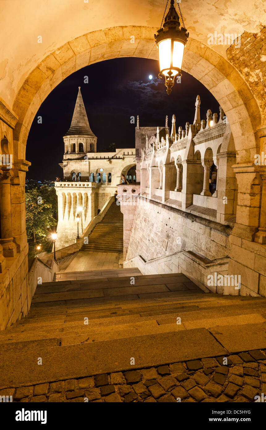 Bastione dei Pescatori con torri coniche, costruito in neoromanica, al crepuscolo ora, Budapest, Ungheria. Foto Stock