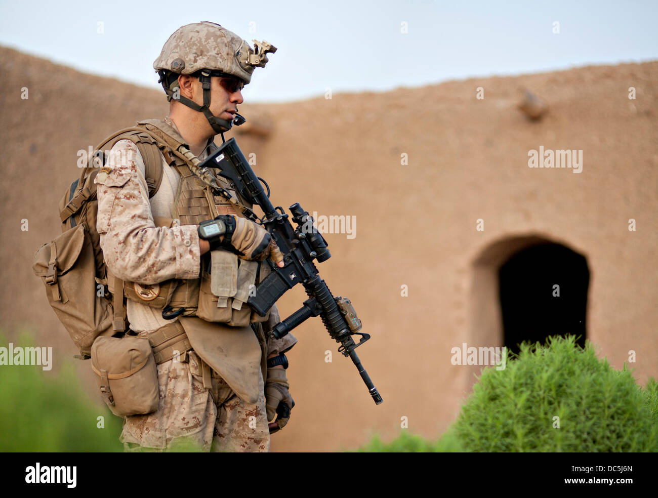 Un marine statunitense durante un villaggio patrol Agosto 8, 2013 in Charibaya, provincia di Helmand, Afghanistan. Foto Stock