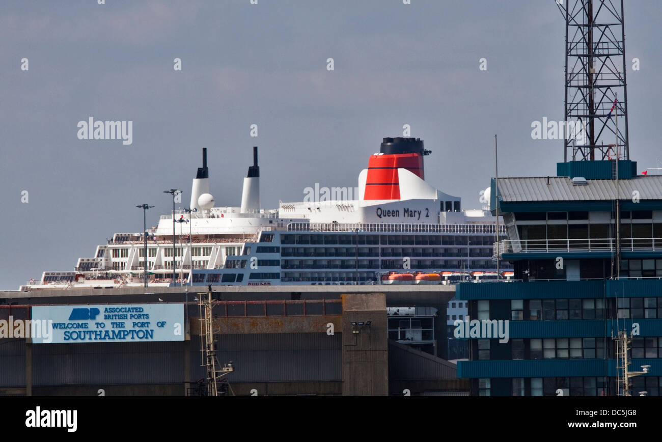 Cunard Queen Mary 2 e Porto di Southampton segno, Southampton Docks, Hampshire, Inghilterra Foto Stock