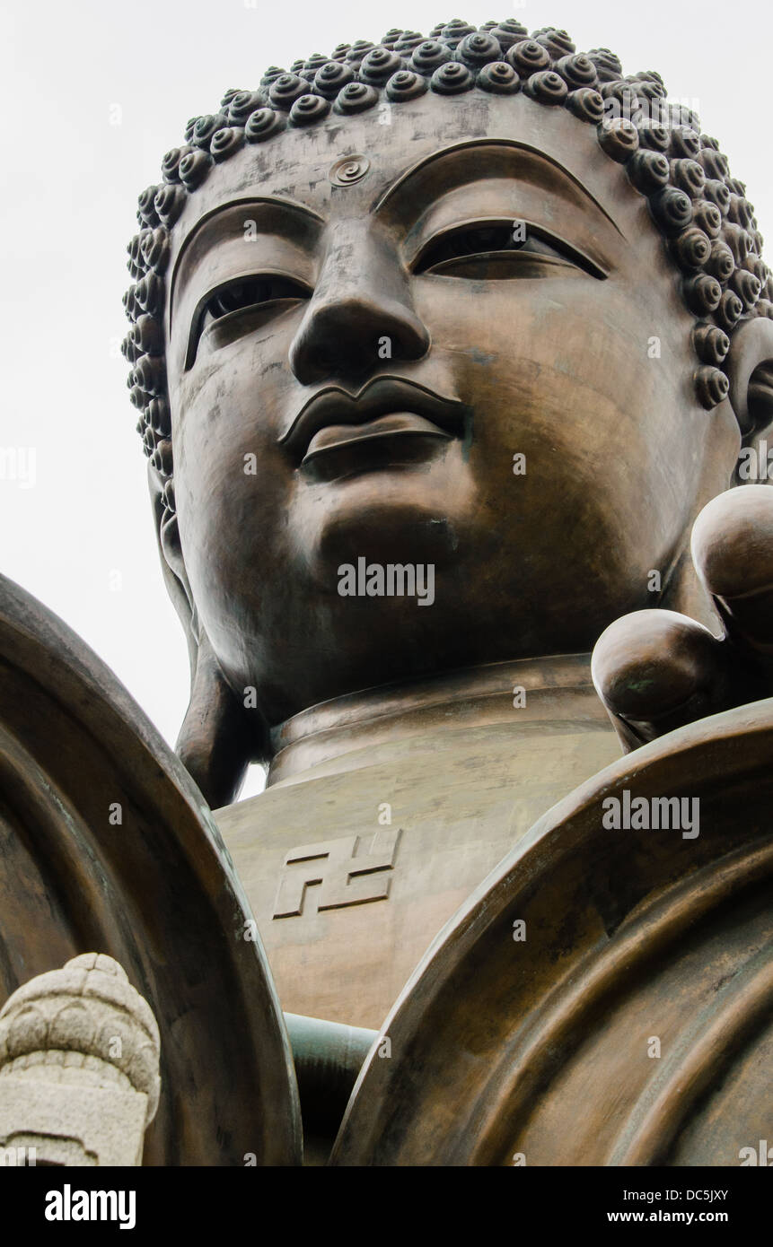 Tian Tan Buddha, noto anche come il Grande Buddha, è una grande statua di bronzo di un buddha, di Ngong Ping, Lantau Island, a Hong Kong. Foto Stock