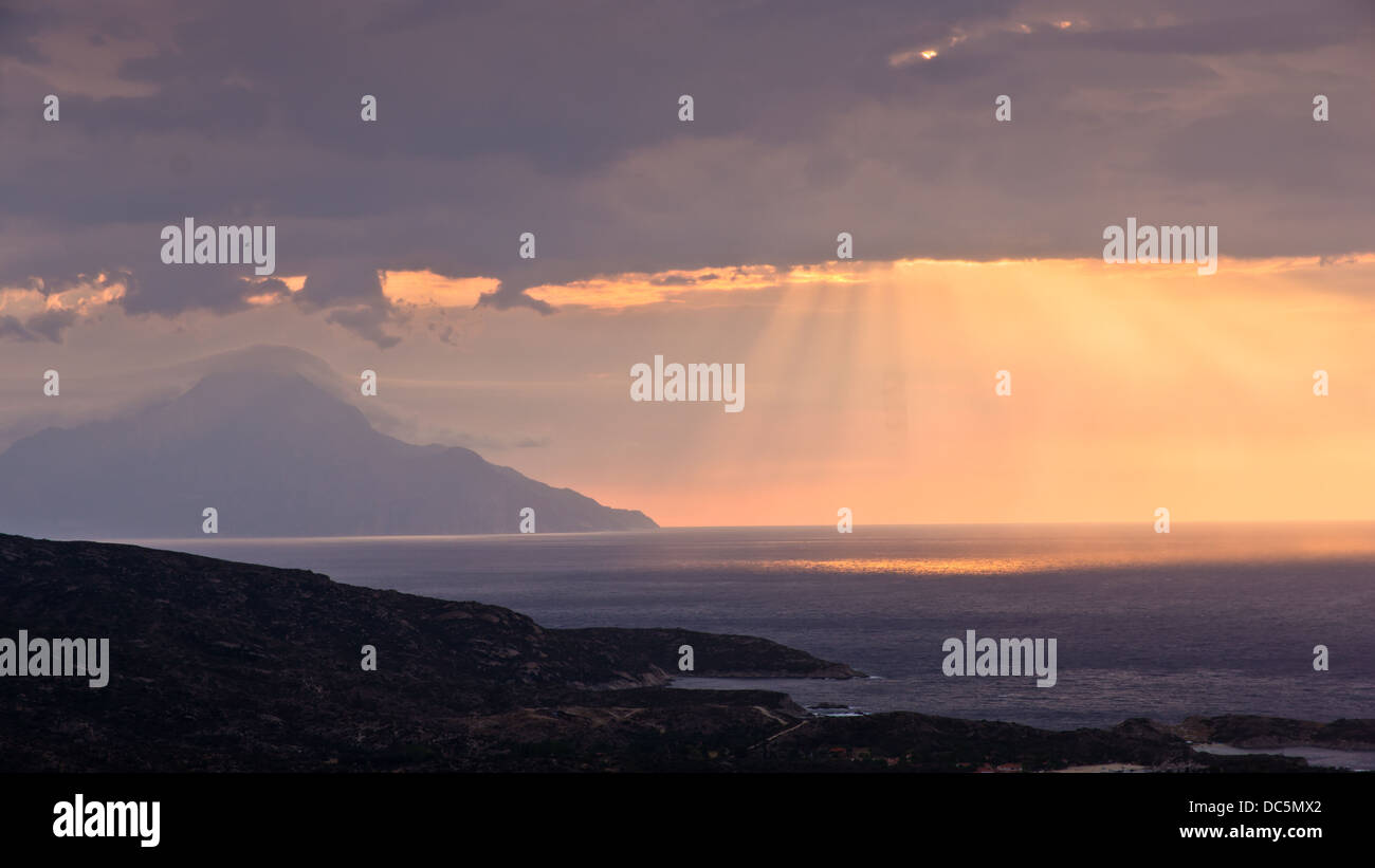 Luce Divina, cielo tempestoso e sunrise su un paesaggio intorno al santo monte Athos Foto Stock