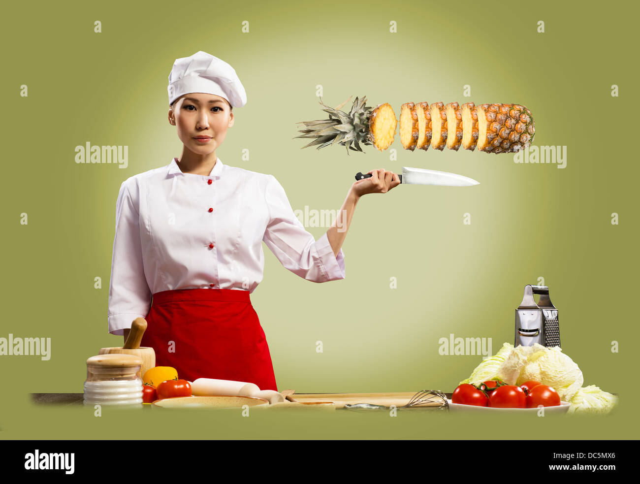 Asian chef femmina taglia ananas Foto Stock